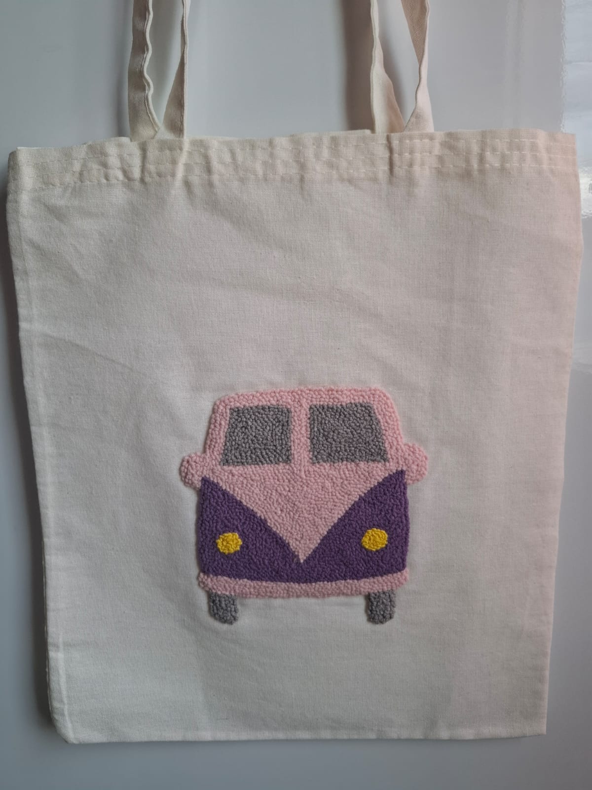 El yapımı punch işlemeli bez omuz çantası