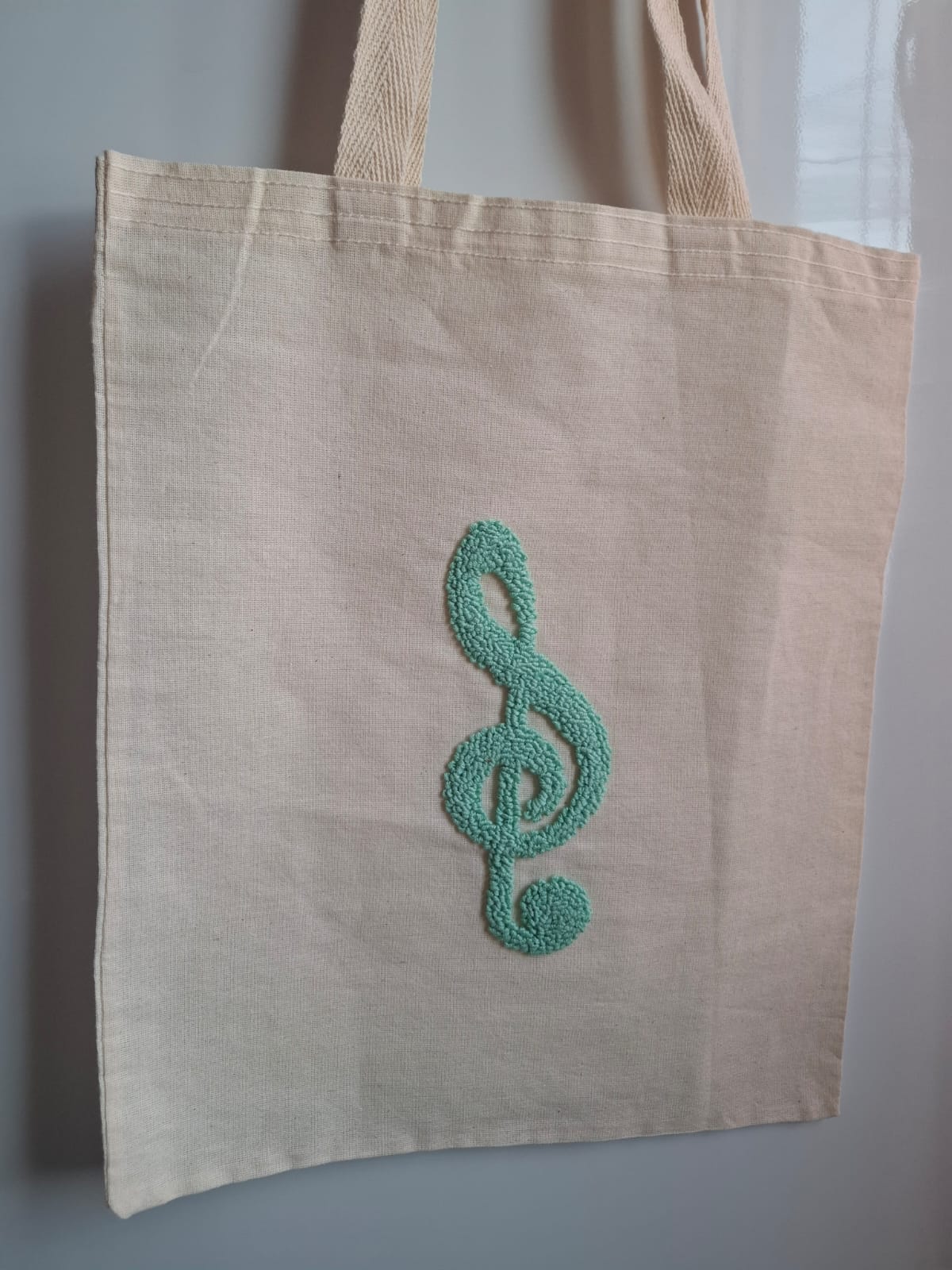 El yapımı punch işlemeli bez omuz çantası